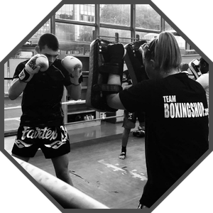 Deux pratiquants de boxe pieds-poings à l'entrainement