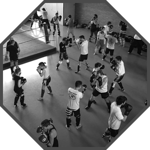 Photos de pratiquants de boxe pieds-poings durant l'entrainement au DÉTONA CLUB