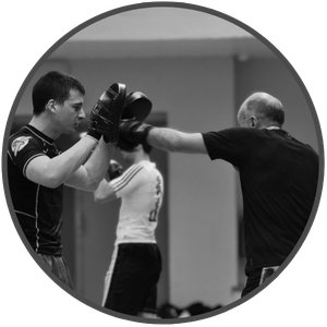 Un pratiquant de boxe qui donne un coup de poing dans des
