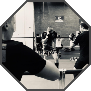 DÉTONA PARIS 5 : Sports de combat / Photo d'un assaut en boxe pieds-poings entre deux pratiquants 