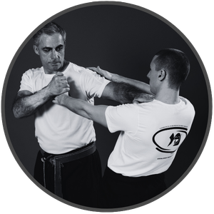 Détona : Illustration d'une technique de Krav-Maga sur un dégagement d'étranglement.