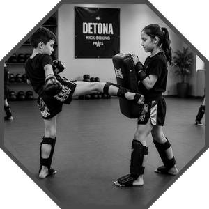 PHOTO D'UN COURS DE BOXE PIEDS-POINGS JUNIOR (8-12 ANS)