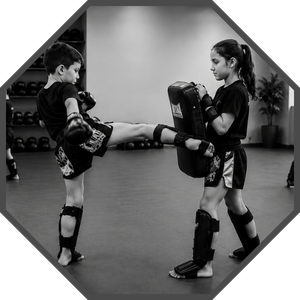 Photo d'un cours de Boxe Enfant (coup de pied circulaire)